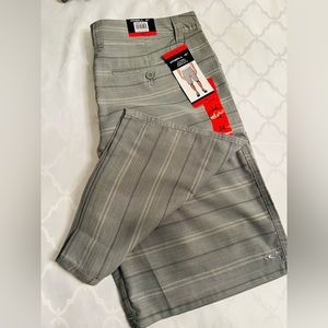 O’NEILL TWO WAY STRETCH LIGHT GRAY SHORTS SIZE 34, POCKETS NWT MADE IN INDIA